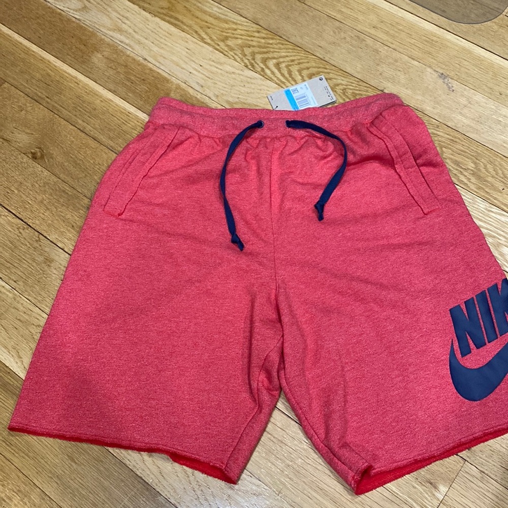 NWT Nike mens Sportswear Essential shorts